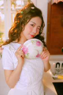美女解开裙子打屁股视频